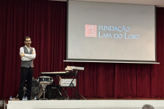 Um homem, um piano e meia dúzia de apitos